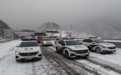 数千辆车滞留 晋冀高速交警联动压速带道平安驶出冰雪