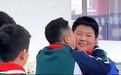 【#小男孩抱住生病两月返校同学亲吻#】近日，吉林梅河口。男孩见到请假