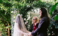 破产姐妹Max演员结婚 在自家花园举办私人婚礼