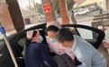 母女平安！二胎孕妇在私家车内分娩 医护飞奔救治