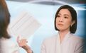 48岁佘诗曼又红了？重回TVB，却独居客厅仅10㎡的小破宅：单身富婆的选择，你想象不到