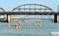 新年第一天　数百人在兰州“泳”抱黄河