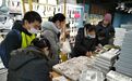 杭州东升小商品市场里 有一群“特殊”的打包人