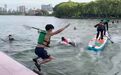 武汉一高校桨板课走红 网友：这是“花式跳水课”吗？