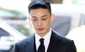 刘亚仁出席第五次公审 身着黑色西装状态轻松