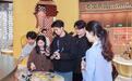 老挝青年品六堡茶制艾草锤 领略独特壮乡魅力