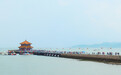 端午假期青岛栈桥景区游客云集 形成一道亮丽的风景