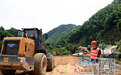 操作挖掘机的他遭遇山体滑坡 幸好安全员赶来敲窗提醒撤离