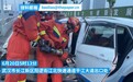 武汉出租车凌晨撞上限高架立柱致司机被困 消防员紧急救援