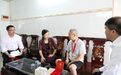 寮步镇领导带队开展“七一”走访慰问活动