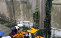 暴雨致路面积水 铲车司机免费搭载行人