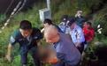 花甲老人雨后散步不慎跌落河中 民警紧急救援