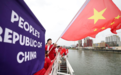 马龙挥舞国旗，中国代表团亮相