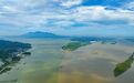水位缓慢下降 鄱阳湖口现“江湖两色”景观