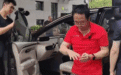 “啊”一声大叫！周鸿祎体验广汽埃安旗下新能源车门防夹功能，惨遭夹手