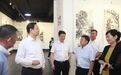 民进黑龙江省委会、江苏省委会举办“江海龙腾 共谱华章”书画联展 蓝绍敏参观展览