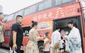 “唐朝名士”伴游城市观光车带领游客和市民沉浸式体验游古都