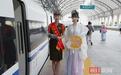 列车上演中秋活动 “嫦娥”伴你坐高铁