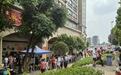 长沙一男子卖假“巢娭毑”月饼被民警带离