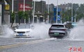 强降雨致海口街道积水 排水人员：除了吃饭睡觉都在岗位上