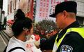 民警执勤时帮助一母亲带娃 群众点赞