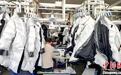 江西共青城：羽绒服生产加工忙 百亿产业蓬勃发展
