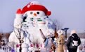春节假期 游客扎堆打卡网红大雪人