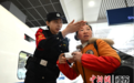 南京：“枫桥经验”上列车 乘警全力保障春运