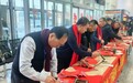 松原机场邀请书法家现场为旅客创作春联“福”字