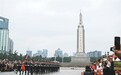 市民游客汇聚南昌八一广场 观看升旗仪式（图）