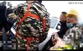 萍乡街头一行人被卷车底 20多名群众冲过来抬车救人