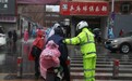 商丘交警雨中坚守“护学岗”“高峰岗” 全力以赴“保安全”“保畅通”