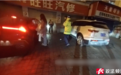 女子无证驾驶遇交警查车，慌忙爬向后座，车辆秒变无人驾驶还撞了