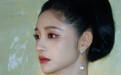 周洁琼露肩裙曲线迷人 戴珍珠耳环似油画公主