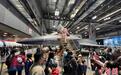 2025中国（重庆）航空航天国防科技展启幕 市民近距离观看月壤