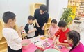 西乡街道共乐社区开展"小手做青团，童心传文明"清明亲子体验活动