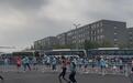 全球首个人形机器人半程马拉松开跑 首个机器人穿鞋跑过九公里点位
