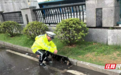 暖心二三事！长沙暴雨中的“荧光黄”