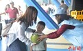 三亚“五一”假期甜蜜宠客：5万多个椰子免费送