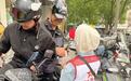 一支棒棒糖换少抽一根烟　兰州萌娃出街甜蜜交换
