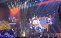 马云现身阿里音乐会 向员工微笑挥手致意