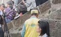 安徽黄山环卫工巡山保洁，一天步行近20公里山路