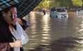 阜阳暴雨一女子不慎跌落下水道，被救起后哭着守在原地提醒路人