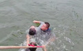 烈士公园上演生死营救：三人跳湖合力救起落水大学生