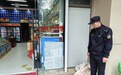 南京市建邺区江心洲街道：处置商铺门前垃圾  确保市容整洁有序