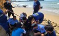 万宁海岸警察联合多部门紧急救助搁浅受伤海豚