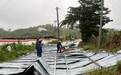 “蝴蝶”掀铁皮房顶吹倒大树 海南消防部门紧急排险