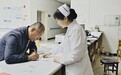 床旁结算有多快　灵台人不到3分钟办完出院手续