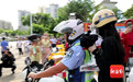 高考路上的“速度与温情” 海口公安交警高考首日紧急护送多名走错考场考生抵达考点