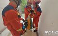 男孩玩摇摇乐被卡 消防快速救援